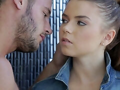 superbe vidéo de sexe avec marina visconti aux gros seins