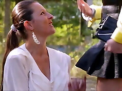 sale entièrement vêtu pisser