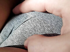 je crache et frotte une délicieuse chatte cameltoe incroyable