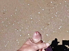 un inconnu complètement nu se masturbe à la vue du public et je l'aide