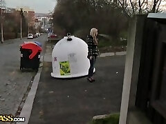 Babe avec une fente piercing vissé sur le sol