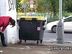 посмотрите на странные места, чтобы помочиться эти девушки нашли