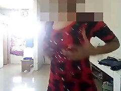 индийская студентка колледжа мастурбирует на кухне