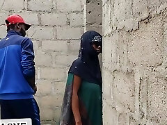 Big-boobed Nigerian slut fucking in an uncompleted building.