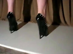 MATURE FEET IN HIGH Stilettos