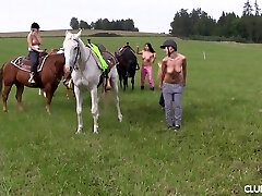la coquine susan g et d'autres filles aiment monter à cheval nues