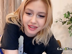 Blonde Woman Fucks Her Pussy on Cam