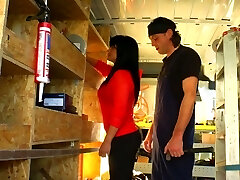 une fausse brune mature donne sa tête et monte une bite dans le van