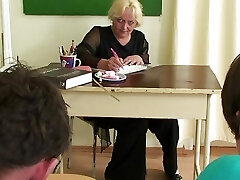 Two studs bang old blonde lecturer from both ends