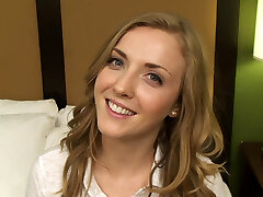 karla kush va tout le chemin dans son premier porno