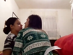 Lesbicas brasileiras beijando