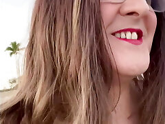 poule mouillée sur la plage