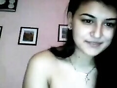 Cette fille est tellement magnifique avec sa robe sur et sans.