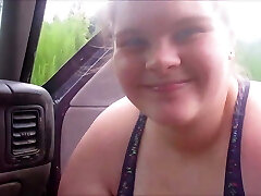 femme suce un étranger en public et avale une charge de sperme