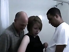 Femme d'âge mûr emprunté aux verts dans le trio