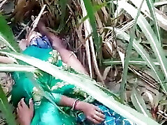 Shilpi bhabhi ko ganne ke khet me pela