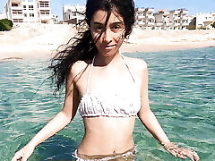 Sissi plays with her vagina underwater in Sharm el Sheikh - DOLLSCULT