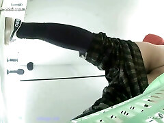 chinese ladies go to toilet.***