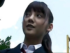 स्कूल की लड़कियों पर ठोकर के लिए एक जादुई उपकरण है कि अनुमति देता है उन्हें बंद करने के लिए समय है । 