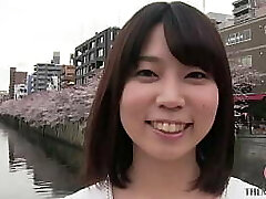 25歳の人妻アカネ、変態的すぎる勃起乳首と剛毛マン毛が男をその気にさせてしまう