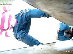 chinese girls go to rest room.309