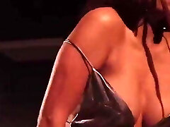 Poonam Pandey&rsquo;s slit