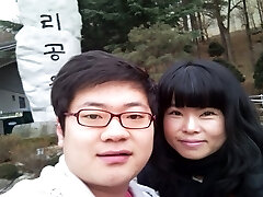 koreanisches amateurpaar fickt in klassischer missionarsstellung vor der kamera