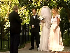Cheating bride gets her poon mercilessly fucked by the best fellow