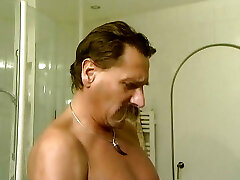 потрясающая немецкая леди напивается и трахается с двумя твердыми членами