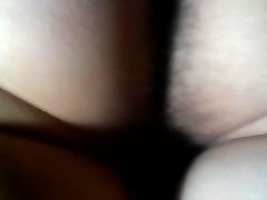 x抓住她的手腕和打屁股