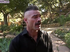 грудастую милфу в бдсм с кляпом во рту трахнул и кончил любовник дома