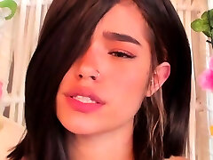 любительская молодая девушка занимается сольной girls phosy tatoos в своей гостиной