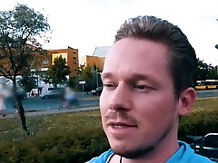 normaler deutscher typ trifft brünetten pornostar und sie lässt ficken