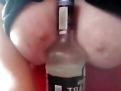 бутылка между сисек