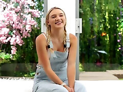 neuartige analgeile blondine mit kleinen titten