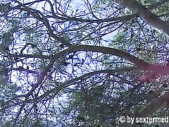любитель в обнаженном виде загорает накрытый
