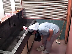 b3j0107-angriff und fick die putzfrau beim toilettenputzen