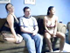 le geek logan se fait sucer et baiser par deux filles excitées tamil copulate girls le canapé