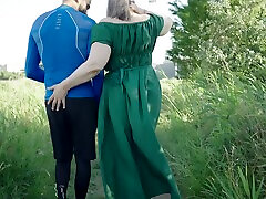 зрелая сучка джой адамс наклоняется, чтобы трахнуть свою киску