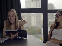 эйслин и лесбиянка - блондинка - нижнее белье - длинные волосы - мастурбация - стрижка ножницами - сити-девять - soper shawer репетитора, полученный с фокси алиссой