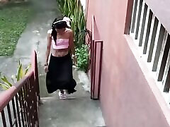 坏女孩试图再次舔屁股和获取在前面和后面