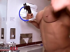 lisa cross in profi-bodybuilder-kitzlerpumpe im badezimmer 4 min