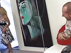 маленькие капли спермы вытекают из жопы этой блондинки после массивного секса втроем