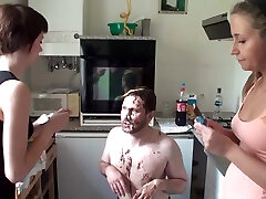 лай и подбирай еду, которую мы бросаем, как хороший домашний питомец от femdom austria