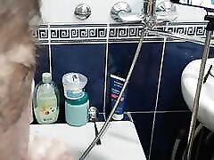 сучка дрочит мой твердый мыльный член, пока я не кончаю