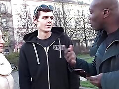 их экскурсионное приключение приводит их к чернокожему мужчине и его огромному члену