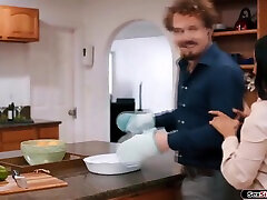 я хожу туда-сюда между своим мужем и членом его сводного брата с коди стилом