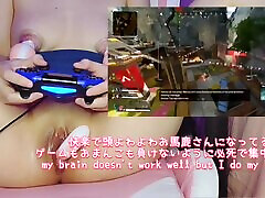 возбужденная девушка-геймер играет в hot mom hi и теребит свою киску и соски на камеру
