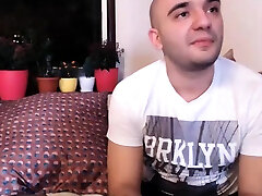симпатичная любительская вебкамера молоденькой девушки, играющей киской на веб-камеру
