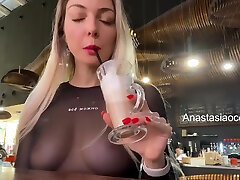 anastasia ocean in pubblico-sexy bionda lampeggia le sue grandi tette naturali in un caffè affollato